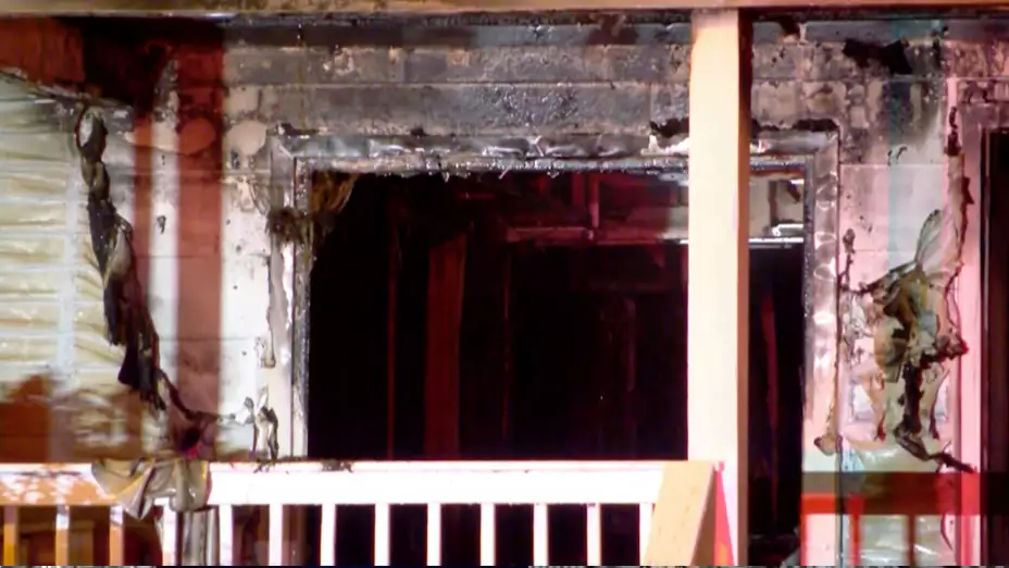 Daños tras un un incendio en una residencia asistida en Massachusetts.