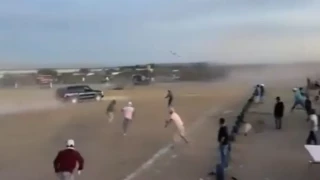 Camioneta embiste a público en evento.