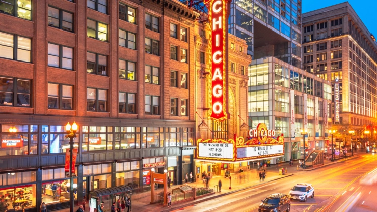El anochecer en el centro de Chicago, con las calles y los edificios iluminados