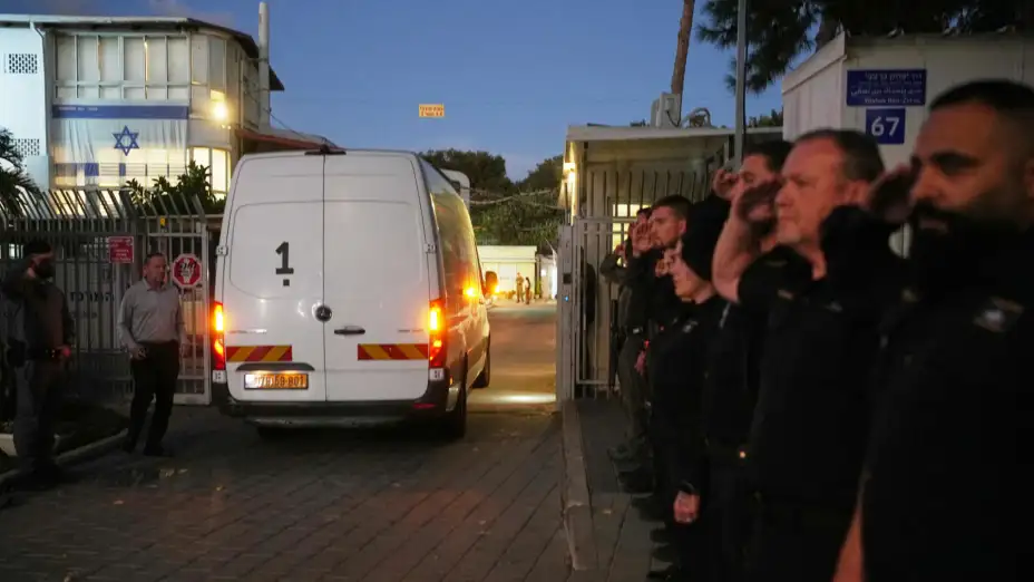 Restos de un rehén entregado por Hamás llega a Israel en una ambulancia.
