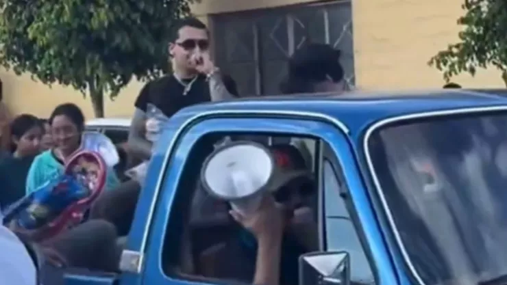¿Santa Popular cantante de regional mexicano sale a las calles y regala juguetes a niños por Navidad.jpg