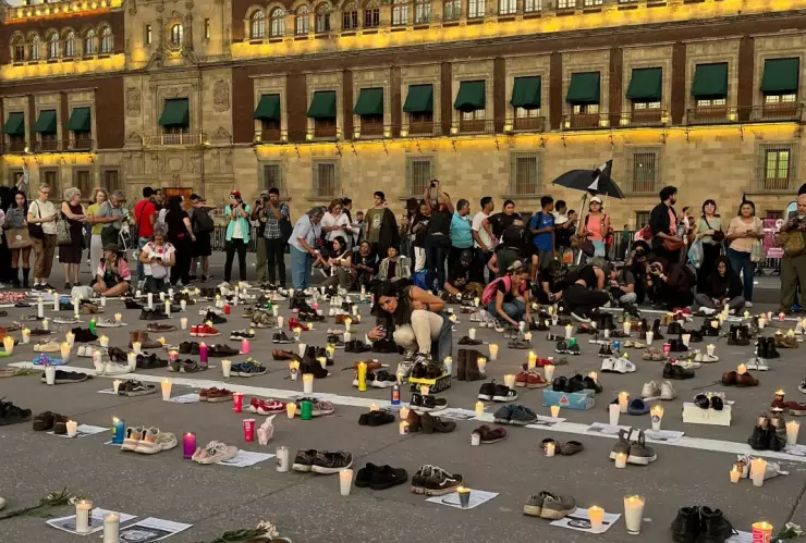 vigilia_luto_nacional_desaparecidos_manifestacion_zocalo_cdmx_zaparos_veladoras