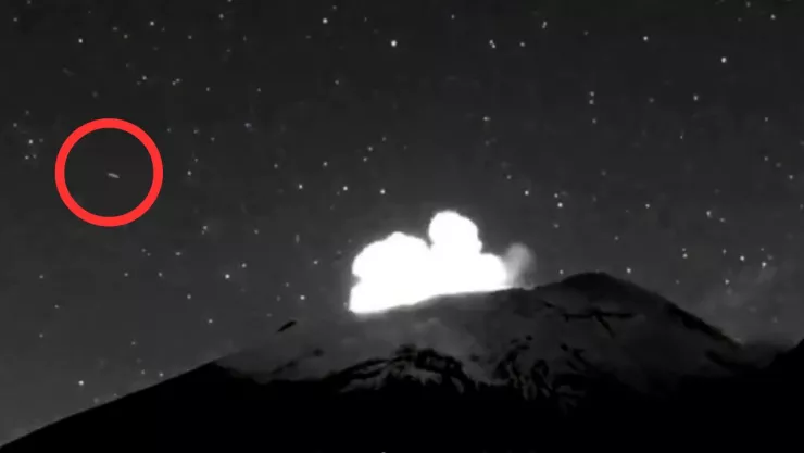 Más de 30 objetos luminosos fueron captados sobre el volcán Popocatépetl