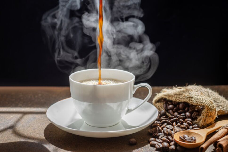vapor-verter-cafe-taza-taza-cafe-recien-hecho_39810-127.jpg