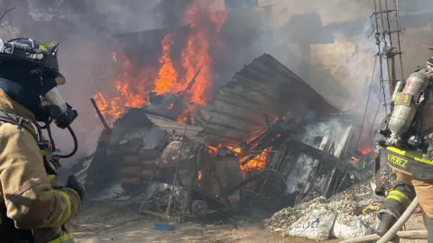 Bomberos de Tijuana atienden incendio en Terrazas del Valle, Tijuana