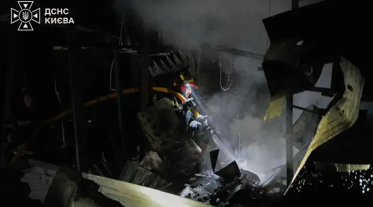 Bomberos apagan un incendio tras un ataque ruso con misiles en Kiev, Ucrania.