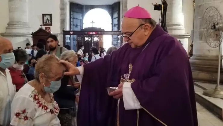 Miércoles de ceniza_ Yucatecos acuden a la Catedral de Mérida
