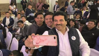 El Dr. Jose Ramón conviviendo con jóvenes