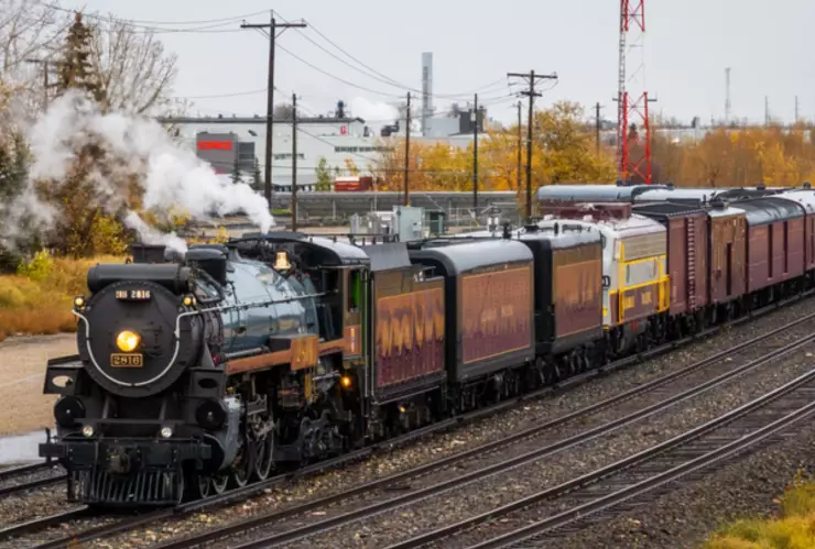 pusieron grafiti en el vagón de la locomotora la emperatriz 2816.jpg