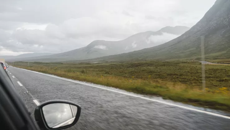 Clima nublado en carretera
