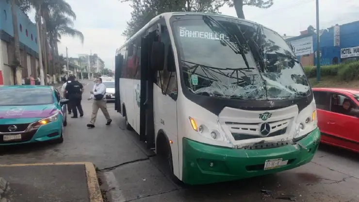 Choque entre autobuses de pasajeros deja al menos 10 lesionados ¿Cómo ocurrió?