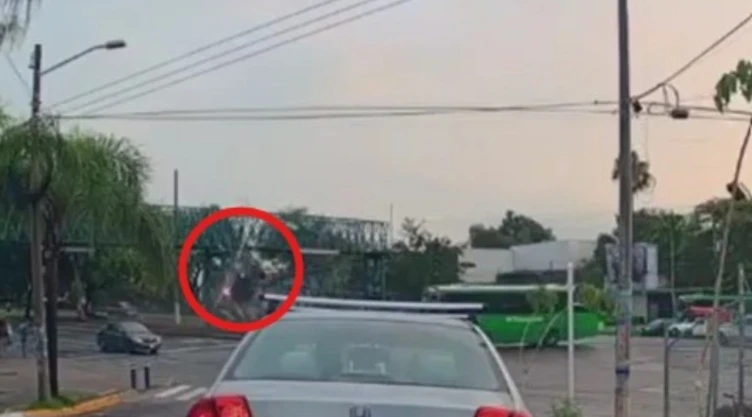 VIDEO_-Caos-vial_-alerta-de-tráfico-y-policías-heridos-deja-aparatoso-choque-entre-patrulla-y-camión.webp