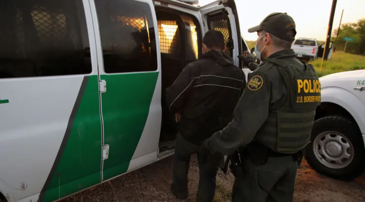 Agentes de la CBP detienen a un hombre en la frontera con México.