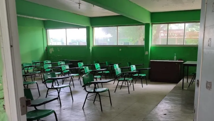 Maestro encierra a estudiantes en salón de clases a más de 50 grados en Veracruz