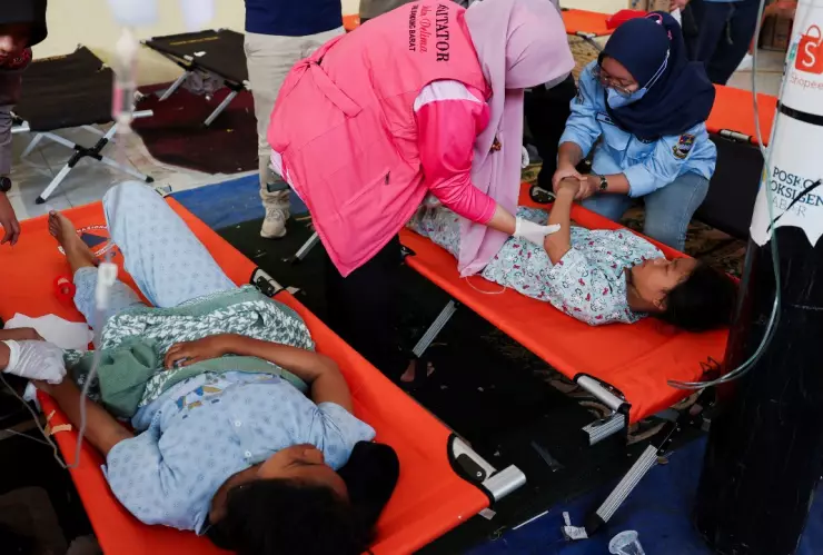 Atienden a niños con intoxicación alimentaria por desayunos escolares en Indonesia.