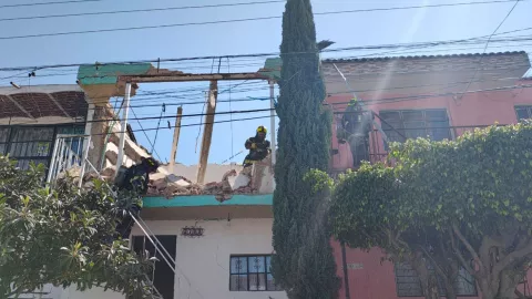 Explosión destruye vivienda en Balcones del Cuatro; rescatan a perrito