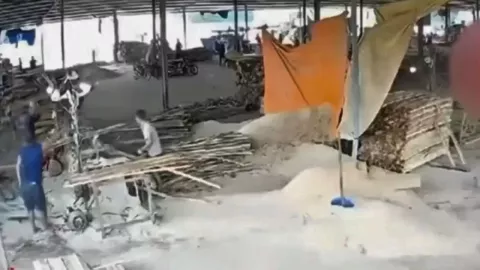 El accidente ocurrió dentro de un recinto industrial mientras el trabajador realizaba sus labores