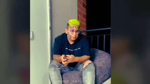 Se tatuó a Messi en la frente y está arrepentido