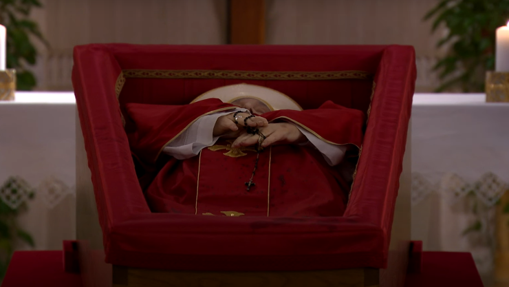 Papa Francisco en su féretro