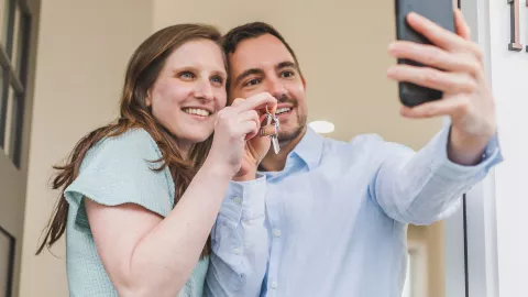 ¿Por qué tu pareja no sube fotos contigo a sus redes sociales? La psicología responde