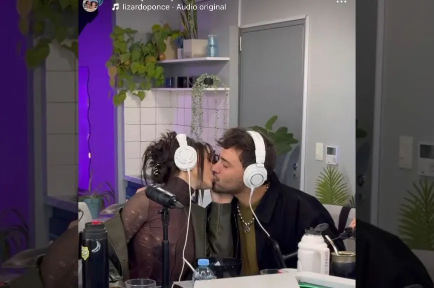 Danna y Lizardo se besan.jpg
