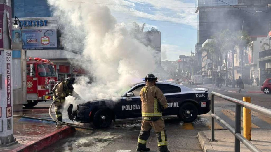 Patrulla Municipal Se Consume en Llamas en Pleno Centro de Tijuana