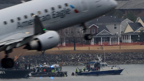 Trump culpa a Biden por el choque entre un avión y un helicóptero en Washington. ¿Hubo errores en el control del tráfico aéreo?