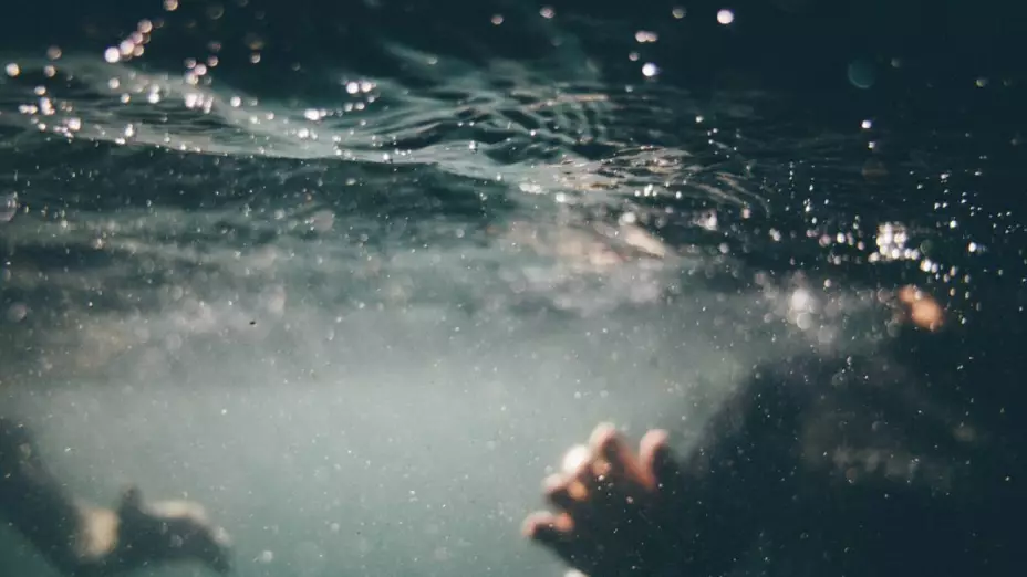 Joven salva a su mamá de morir ahogada, pero él no salió del mar