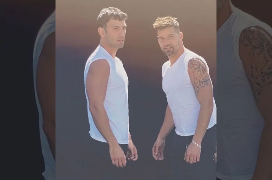Ricky Martin y su pareja de blanco.jpg