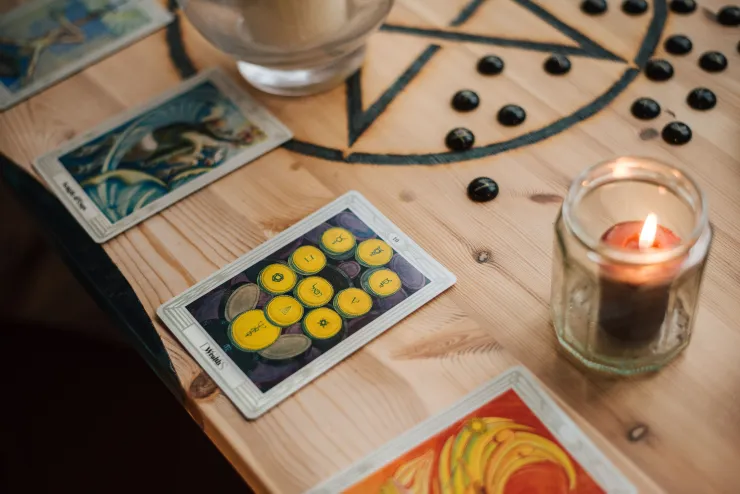 La forma correcta de limpiar la energía de tu tarot con elementos naturales