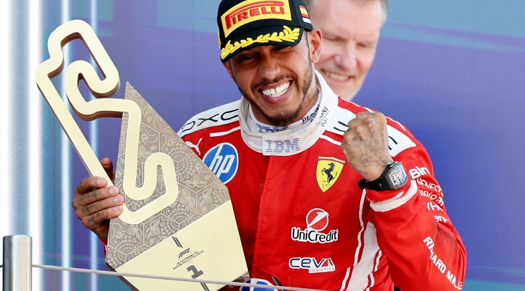 Lewis Hamilton hace historia al ganar su primera carrera con Ferrari en Barcelona 2026.