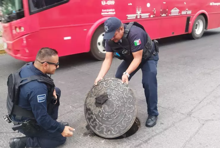 Policías de Guadalajara rescatan a un hombre atorado en una alcantarilla