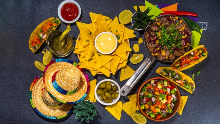 Snacks mexicanos en una mesa.
