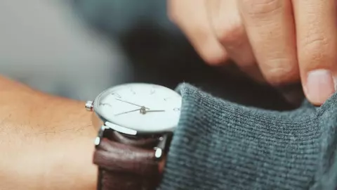 El reloj se adelanta o atrasa para el horario de invierno