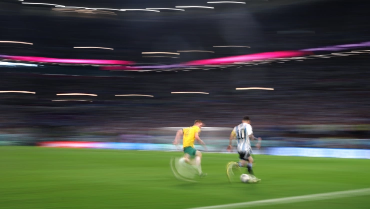 Lionel Messi conduce la pelota en el Mundial de Qatar 2022