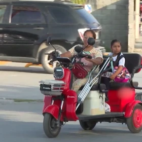 Discapacidad no detiene a Yolanda en Nuevo León; así lleva a su nieta a la escuela, en una motocicleta