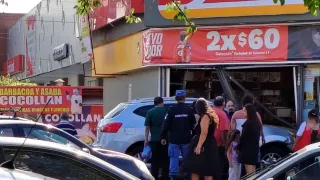 FOTOS | Accidente en Guadalajara: Camioneta choca e ingresa a tienda OXXO sobre avenida 8 de Julio