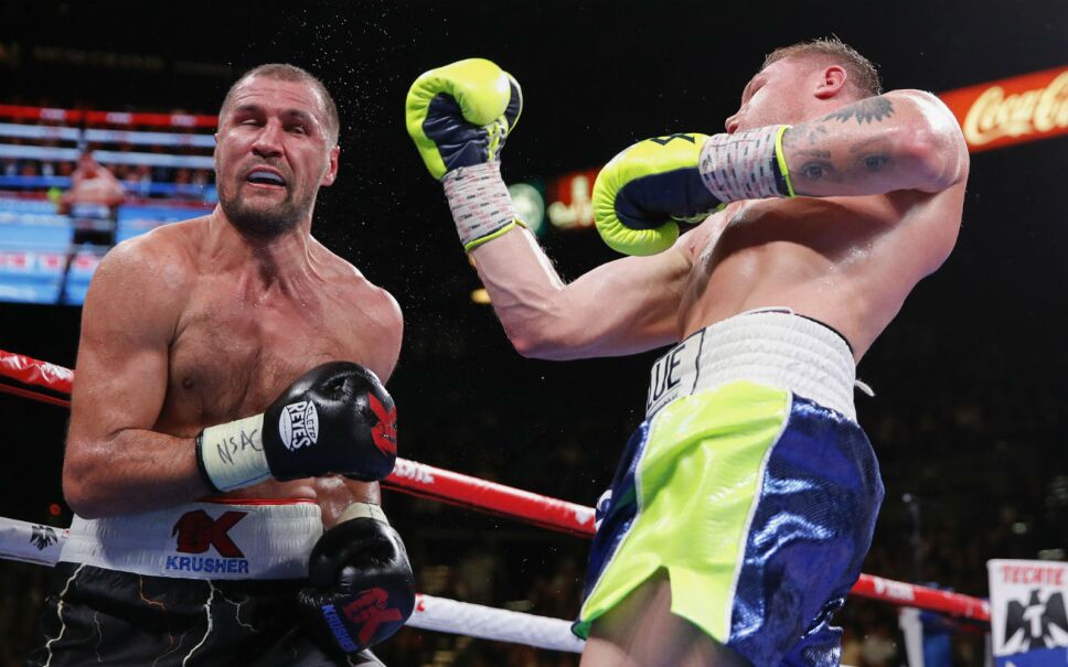 El mexicano Canelo Álvarez propina un puñetazo al ruso Sergey Kovalev