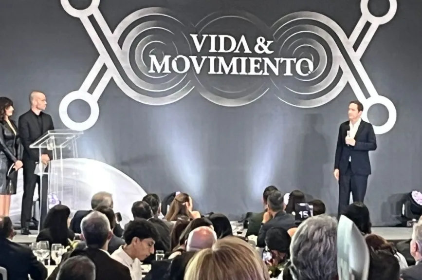 Entrega de reconocimientos en la ceremonia Galardón institucional “Vida y Movimiento”.