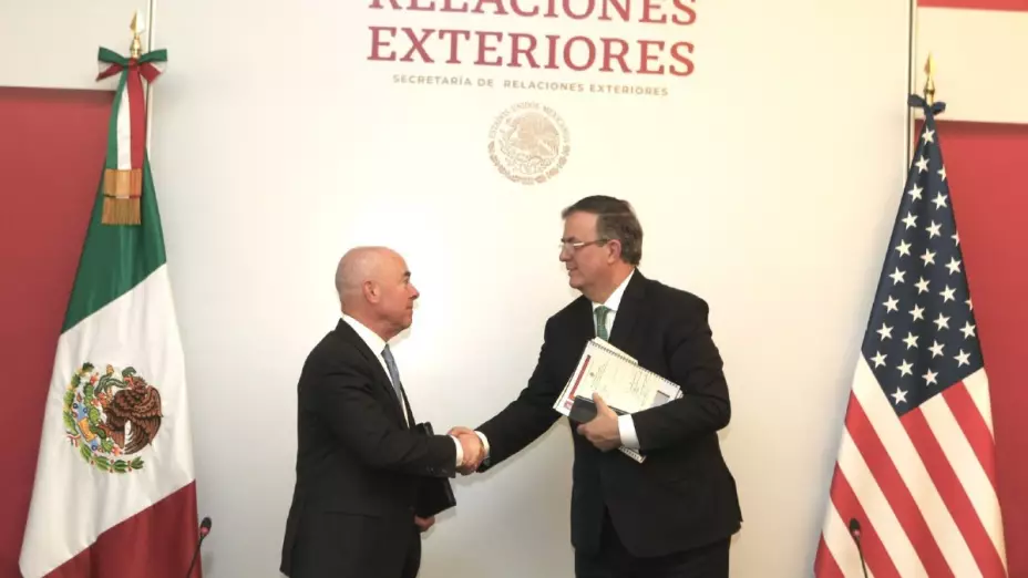 Entendimiento Bicentenario Ebrard El Huevo