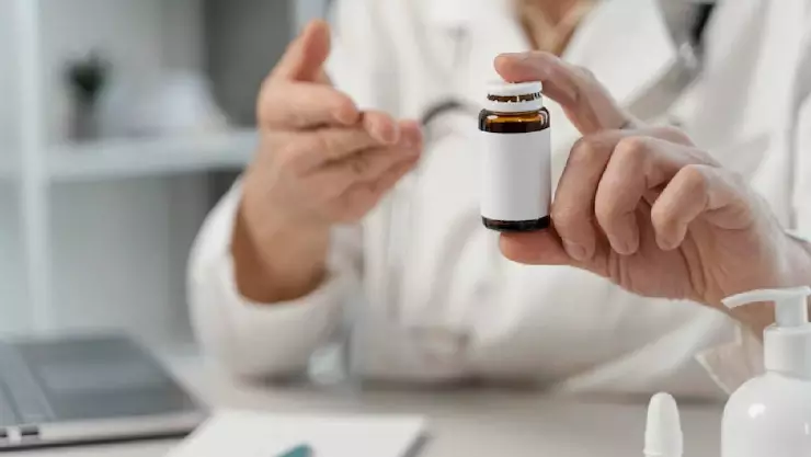 “Lo recetó un médico” Papá de niña que murió por jarabe para la tos