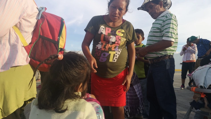 Papás de bebé nacida en México, integrantes de la caravana migrante