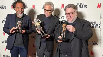 Guillermo del Toro con la bandera de México.jpg
