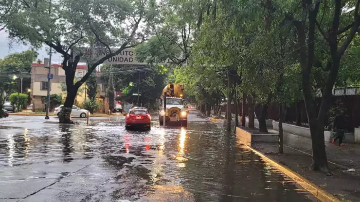 Se registran encharcamientos por fuertes lluvias en CDMX