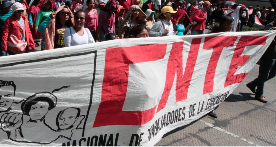 Maestros de la CNTE golpean a policía