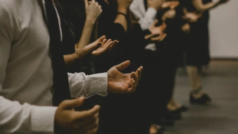 Video muestra el momento en que mujeres hieren a niño y rezan para disimular