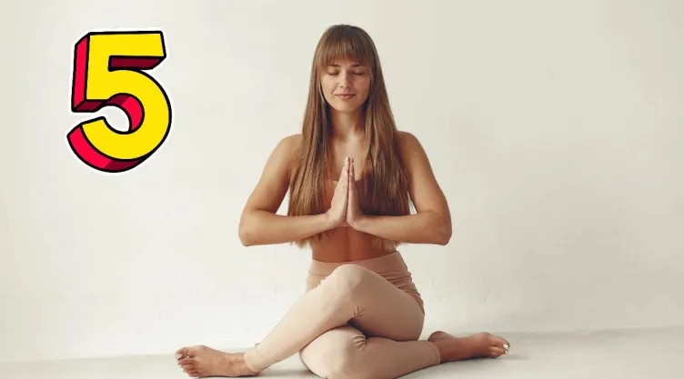 Yoga Iyengar: 5 posturas sencillas para ganar fuerza y flexibilidad sin salir de casa
