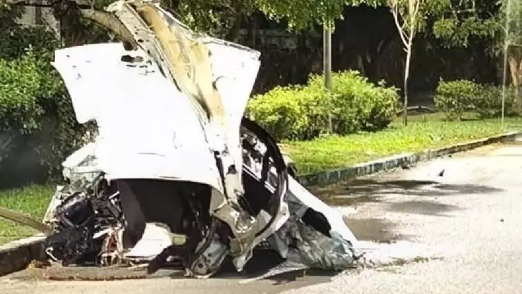 ¡Fatídico accidente! Auto termina partido en dos en Mérida; conductor pierde la vida