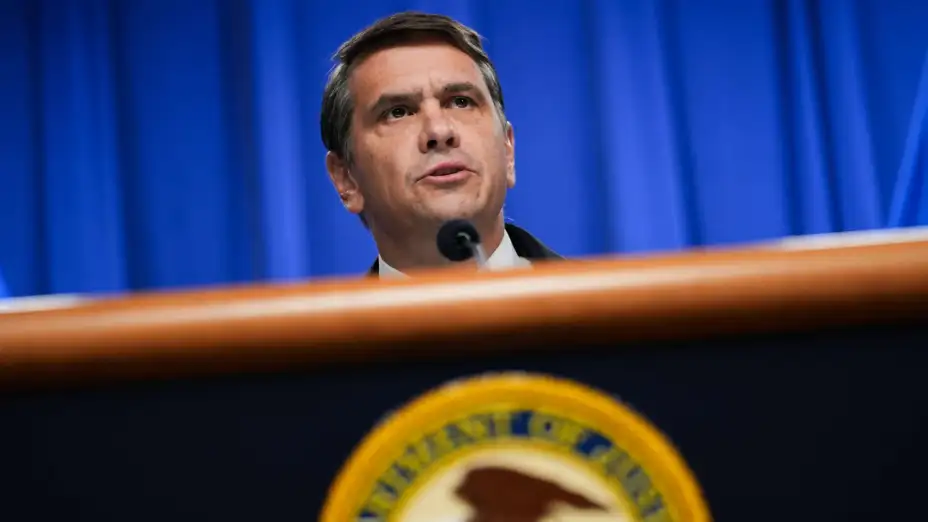 El secretario interino de Justicia Todd Blanche