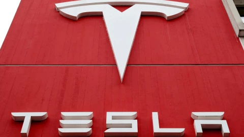 Logotipo del fabricante de automóviles Tesla en una sucursal en Berna, Suiza.